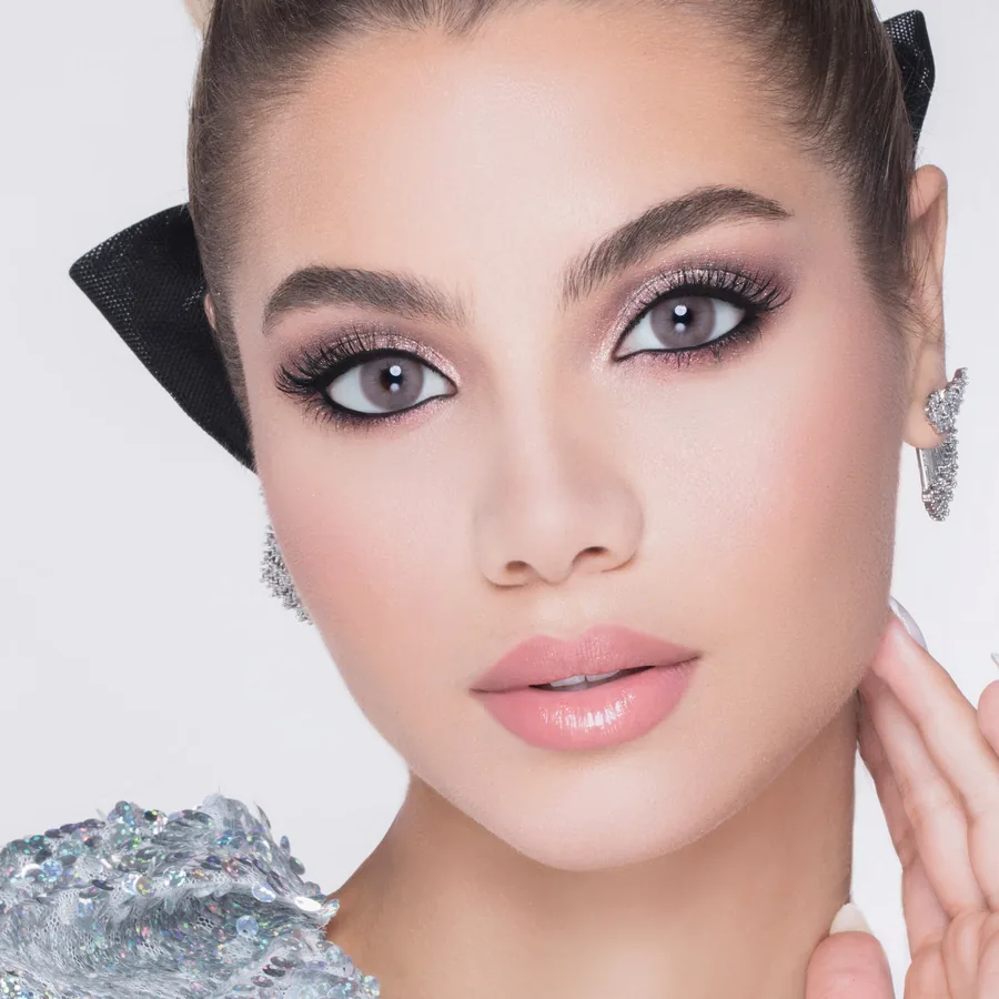 Model wearing Wonderlook Rio colored contact lenses