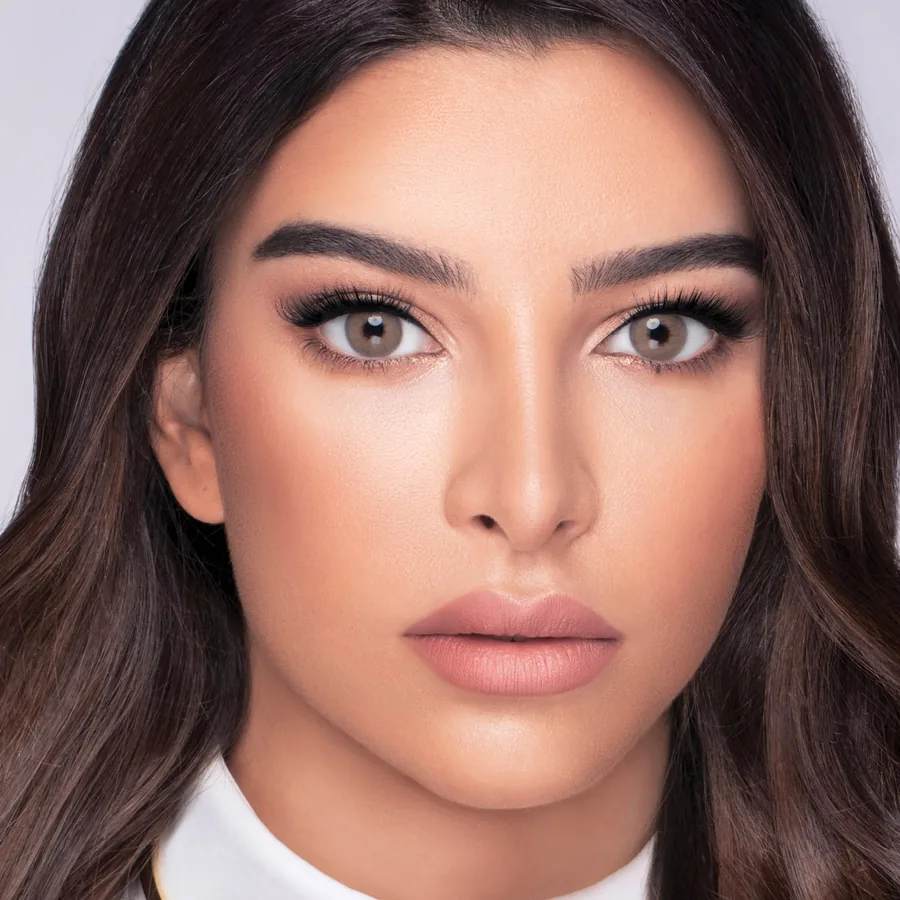Model wearing Wonderlook Sand colored contact lenses