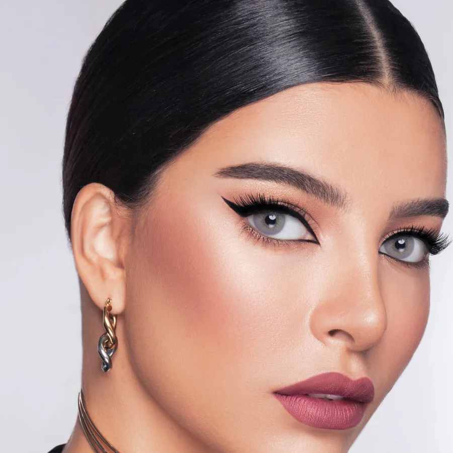 Model wearing Wonderlook Snow colored contact lenses