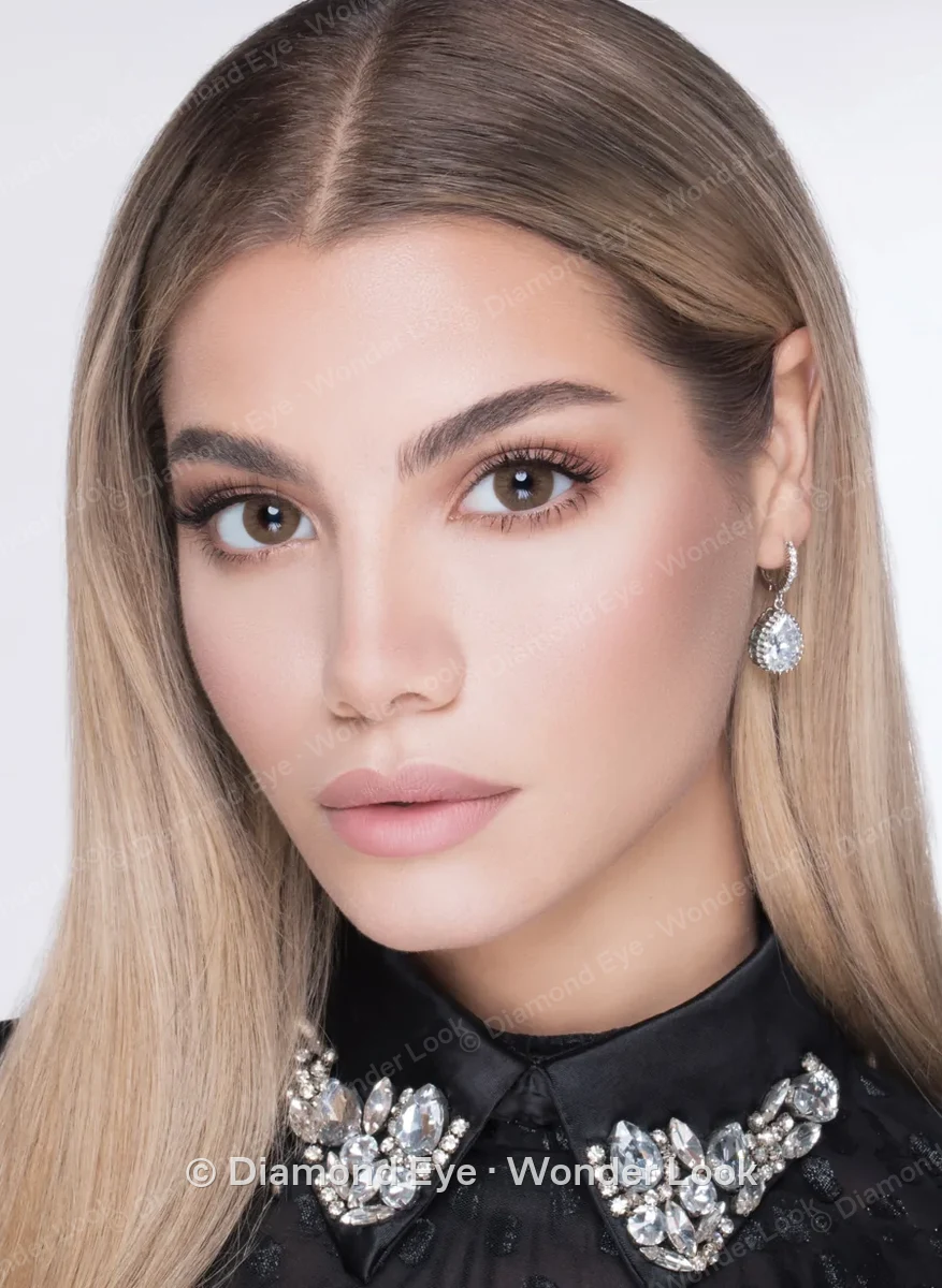 Model wearing Wonder Look Amber colored contact lenses