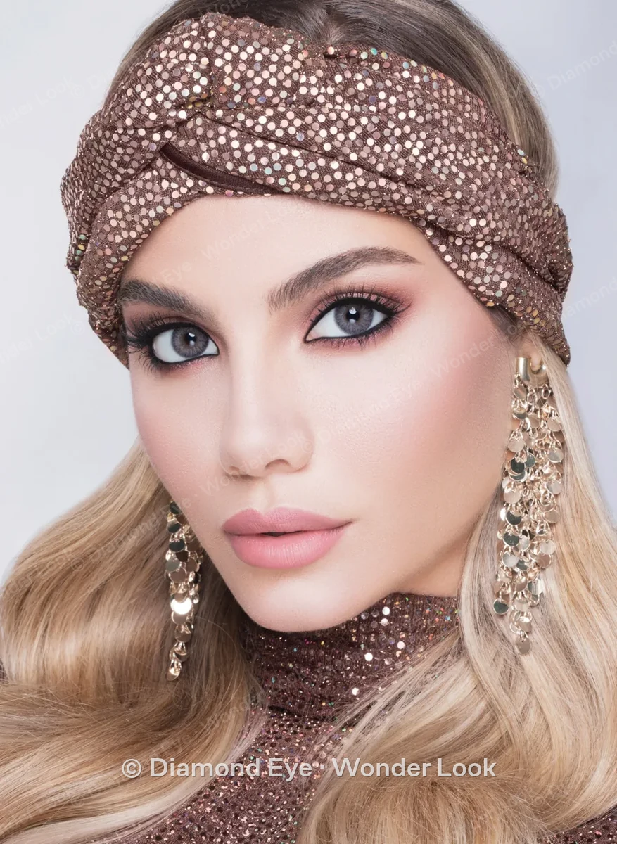 Model wearing Wonder Look Ash colored contact lenses