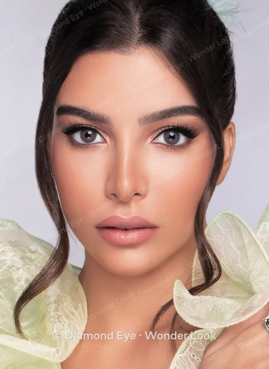 Model wearing Wonder Look Beige colored contact lenses
