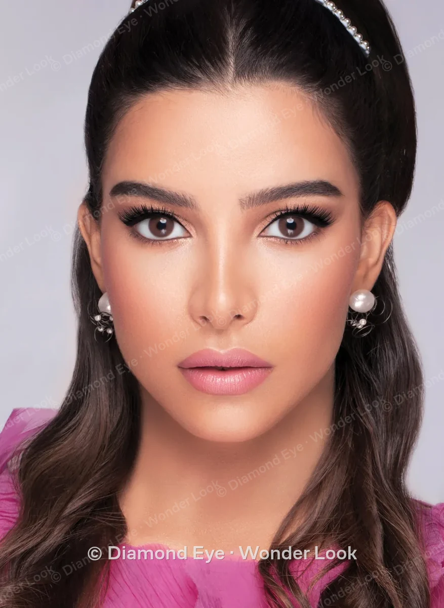 Model wearing Wonder Look Blonde colored contact lenses