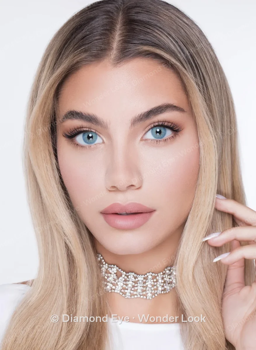 Model wearing Wonder Look Navy colored contact lenses