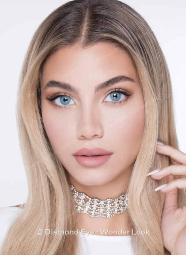 Model wearing Wonder Look Navy colored contact lenses