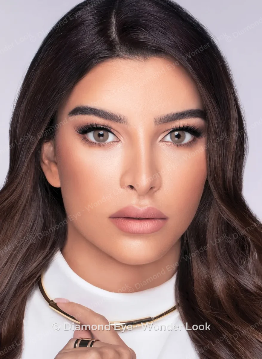 Model wearing Wonder Look Sand colored contact lenses